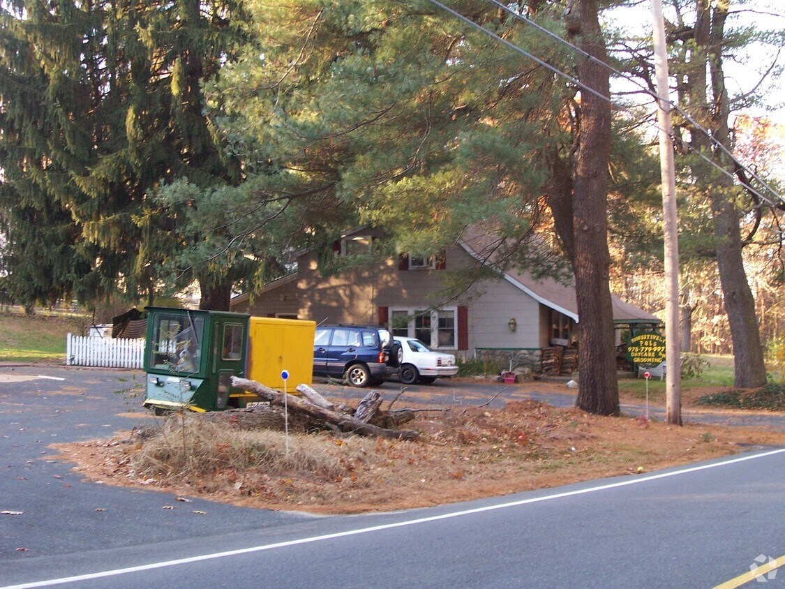 Primary Photo - 418 Wattaquadock Hill Rd