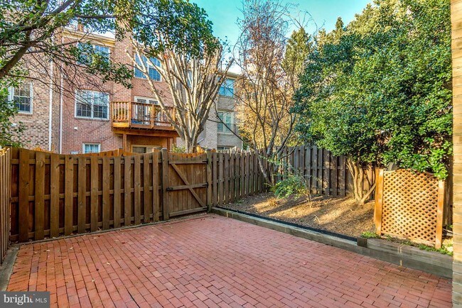 Building Photo - 2281 Kings Garden Way