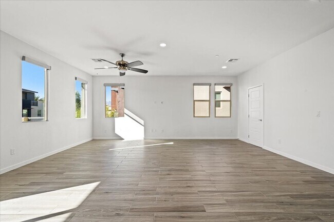 Foto del edificio - Resort-Style Living in a Modern 2 Bedroom Gated, 2 Pools, Home