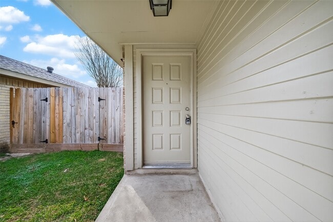 Building Photo - 5205 Beaverbrook Dr