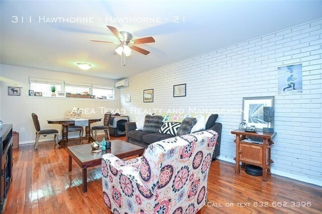 Building Photo - One Bedroom Apartment in Montrose!