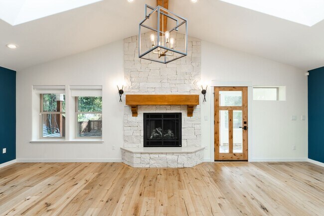 Building Photo - Over 2600 sq. foot high end Westside home!...