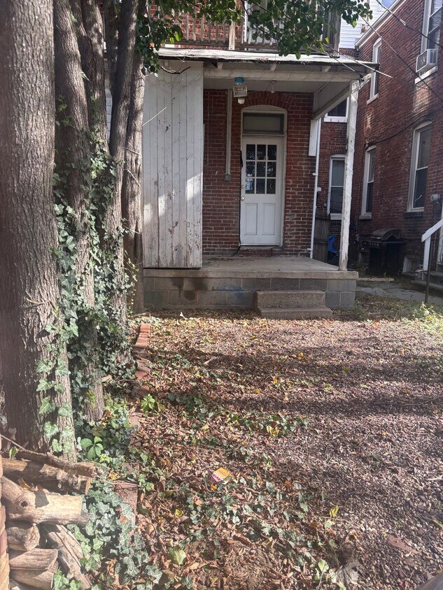 Building Photo - Section 8 Allowed- Large 3-4 Bedroom 1 Bath House York City SD
