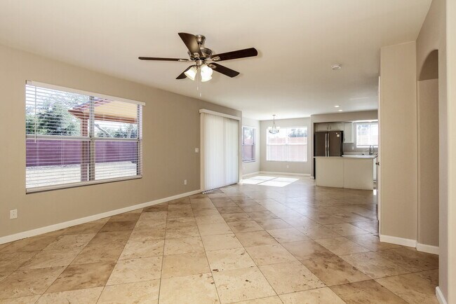 Foto del edificio - 2401 N 125th Dr