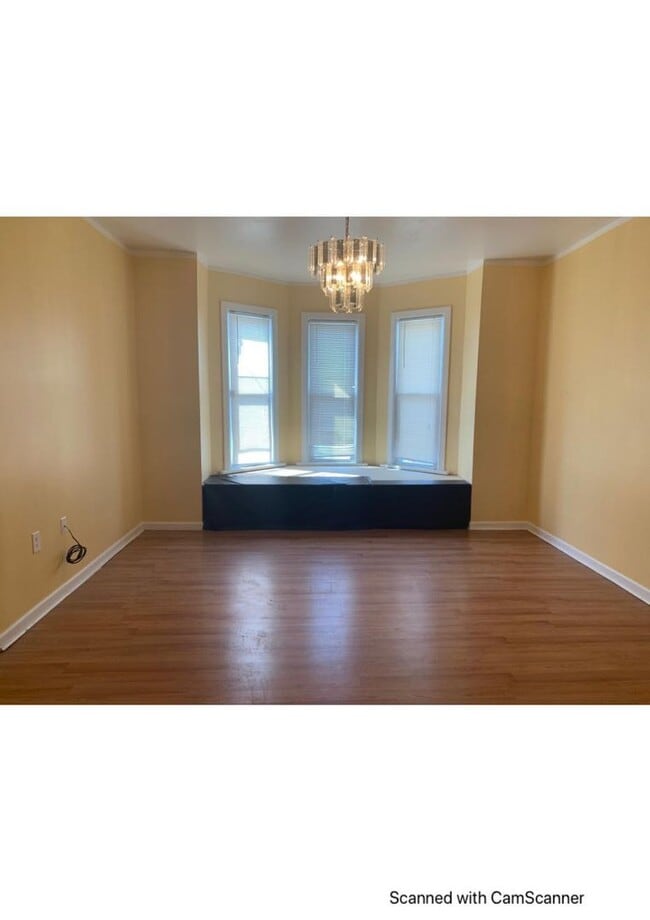 Building Photo - Large 3 Bed with 2 Bath close to everything!