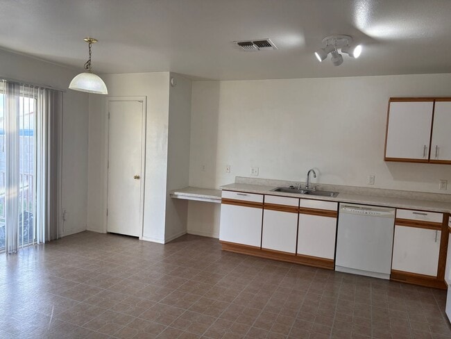 Building Photo - Charming 3/2 SFR Home