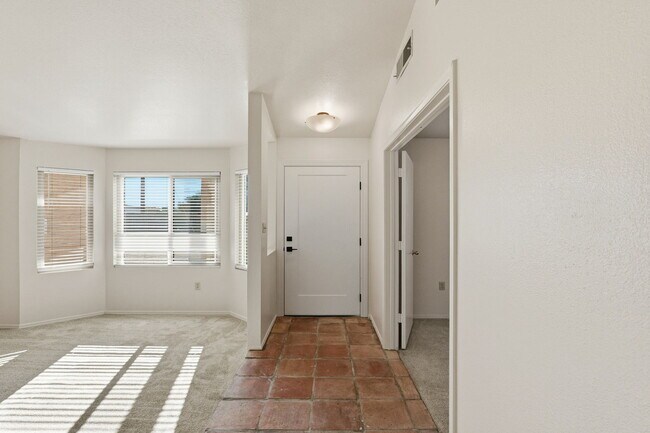 Building Photo - 7016 E Menlo St