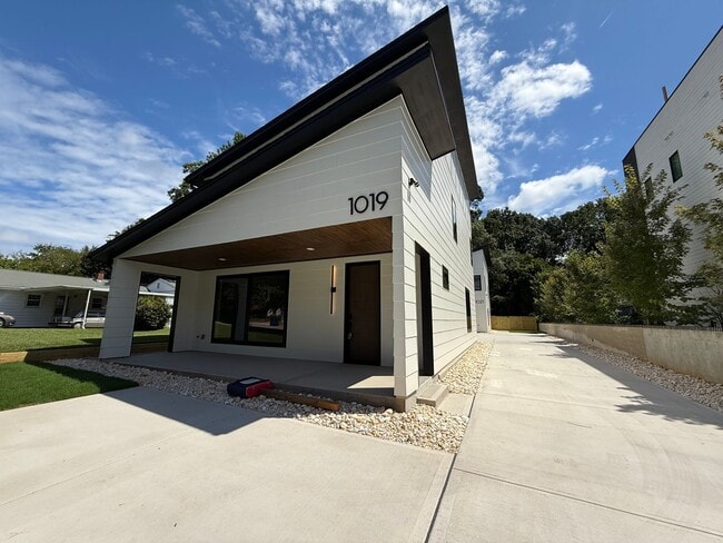 Building Photo - **OFFERING RENT PROMOTION FOR FIRST 6 MONT...
