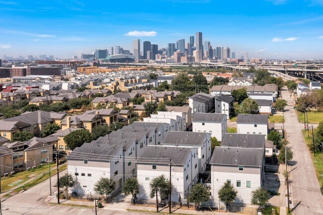 Building Photo - 607 Bayou St