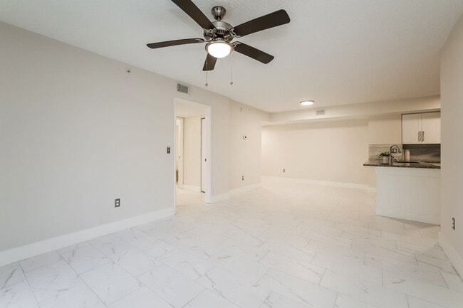 Foto del edificio - Remodeled, Move-In Ready 3-Bedroom Condo in Prime Naples Location