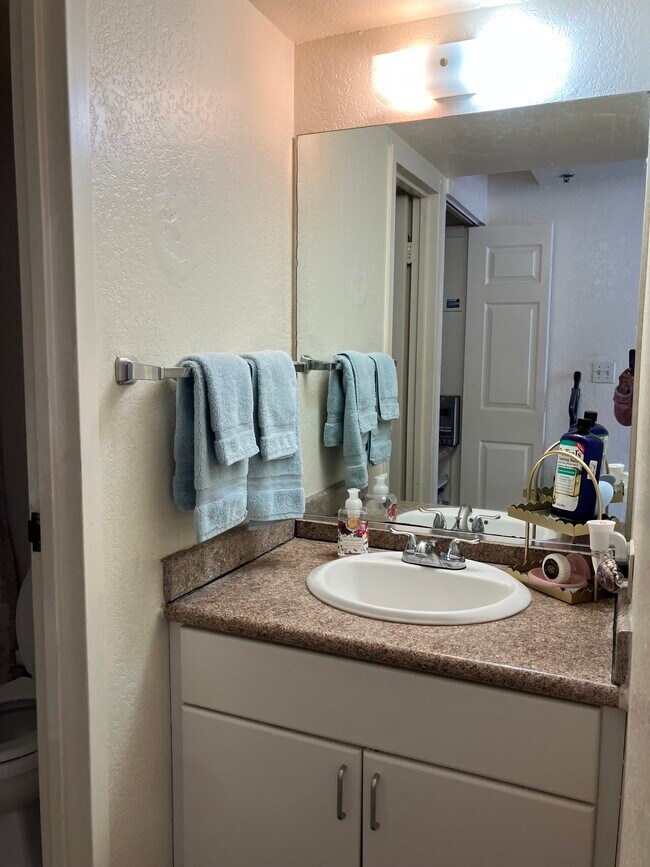 lavabo del baño - 1920 Ala Moana Blvd