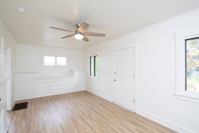 Building Photo - 7775 Ivanhoe Ave