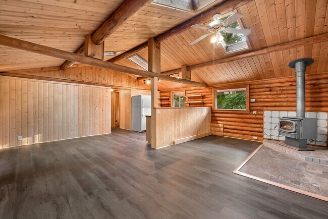 Building Photo - Cozy Log Cabin - 2 bedroom plus Office - W...