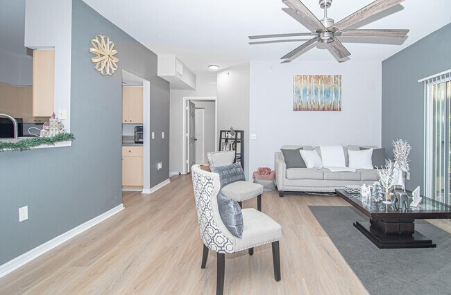 Foto del edificio - 350 Crestwood Cir