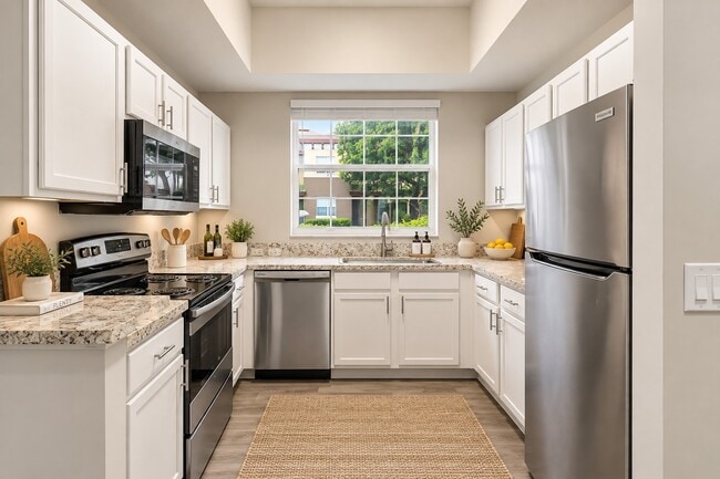 Disfrute de un estilo de vida moderno en Delray Bay con una cocina espaciosa y elegante, equipada con electrodomésticos de última generación y hermosas encimeras. Perfecta para aventuras culinarias o comidas informales. Descubra cómo este espacio puede mejorar su estilo de vida: ¡programe una visita hoy mismo! - Delray Bay Apartments