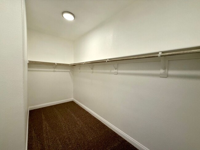 Building Photo - 3 Bedroom Home off of S Eastern and Sunrid...