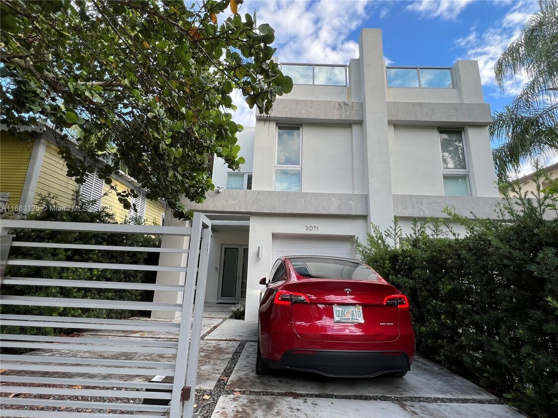 Foto principal - 3071 Orange St