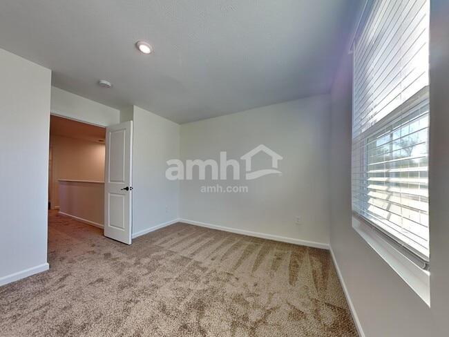 Foto del edificio - 213 Wooded Ridge Dr