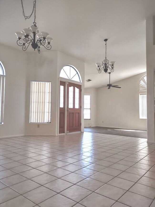 Building Photo - BEAUTIFUL 4 BED 2 BATH HOME ON ALMOST 1/4 ...