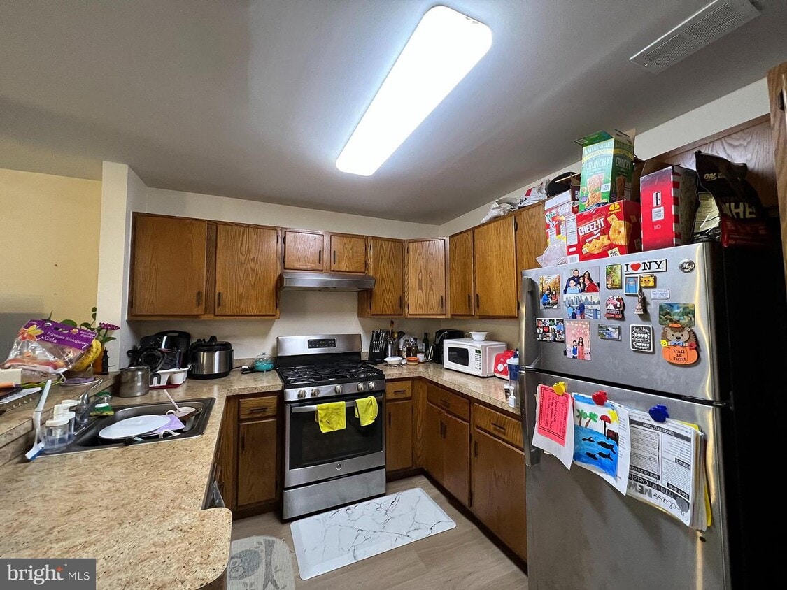 6132 Cedar Ct, South Brunswick Township, NJ 08852 Room for Rent in