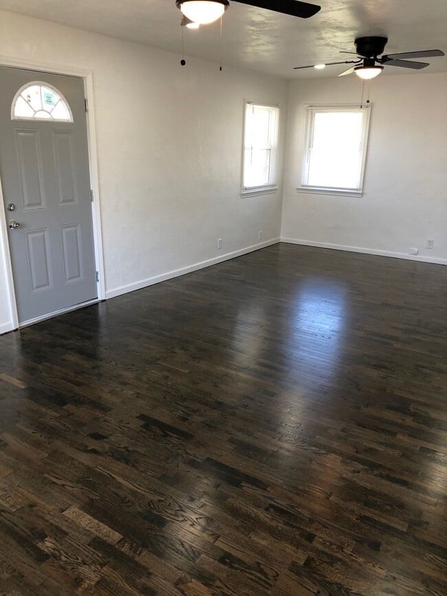 Building Photo - 4 Bed, 2 Bath House - Newly Renovated!!