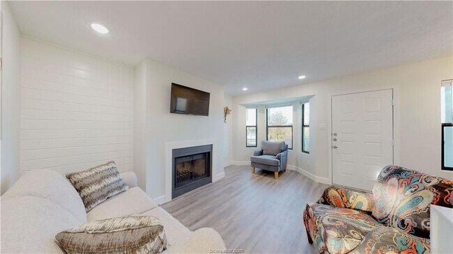 Foto del edificio - 4441 Old College Rd