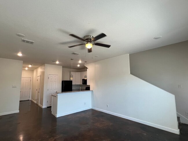 Building Photo - Cozy Townhome near Converse!
