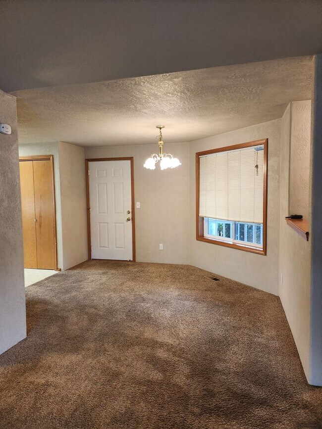 Building Photo - Nice 3 bedroom, 2 bath home in Central Point!