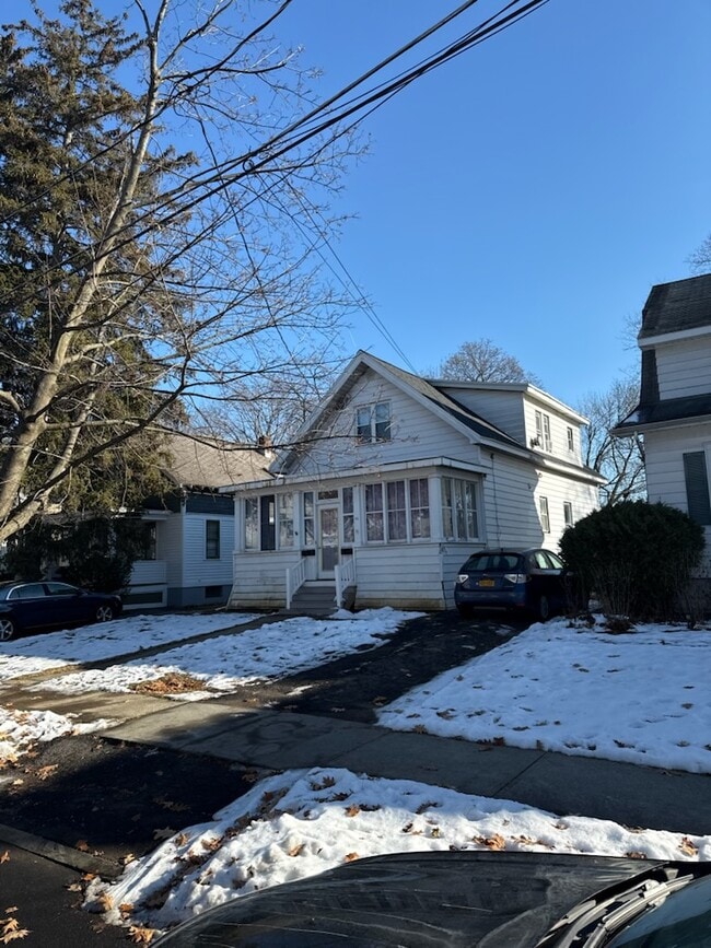 Building Photo - 84 Hollywood Ave