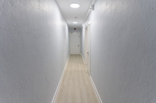 Building Photo - 8-8 Wellington St W