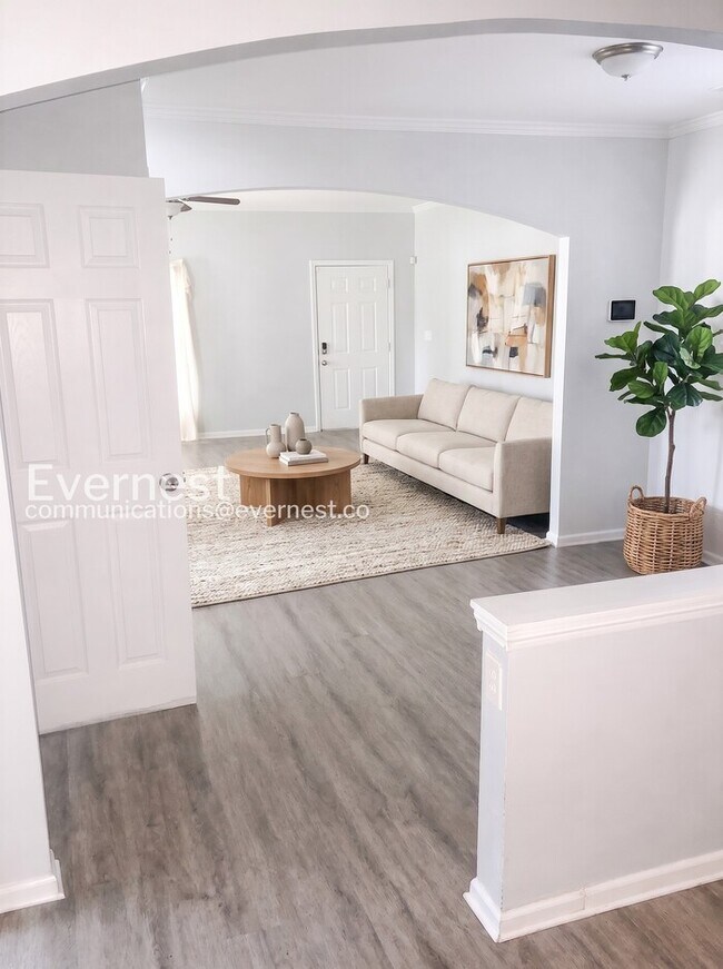 Foto del edificio - 3 Bed/2.5 Bath Home with Modern Amenities / Pet-Friendly / Coming Soon!