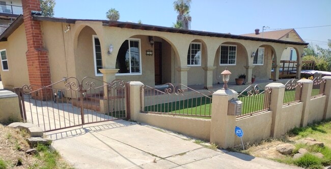 Building Photo - 909 Galopago St