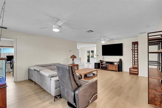 Foto del edificio - 4540 SW 26th Terrace