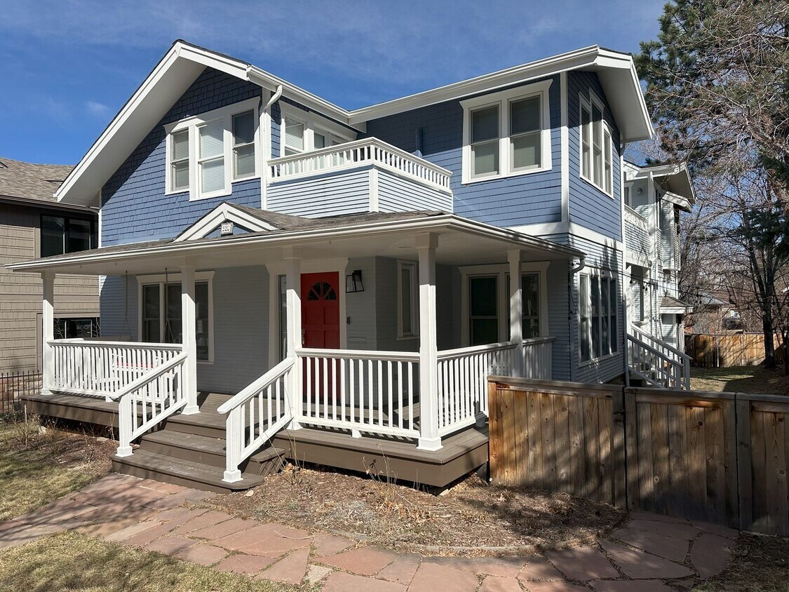 Primary Photo - Impressive 9 Bedroom Home on the Hill - St...