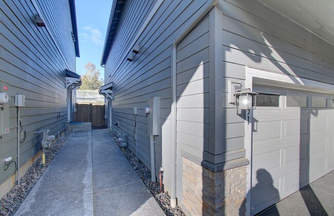 Building Photo - Immaculate Ridgefield Townhome