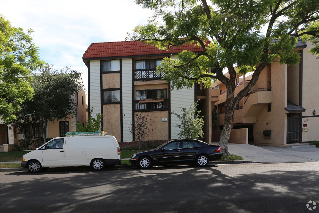 Building Photo - 126 S Cedar St