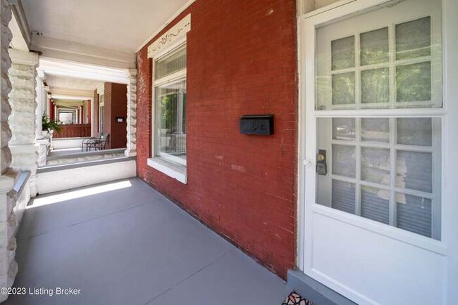 Building Photo - Charming Home with Garage