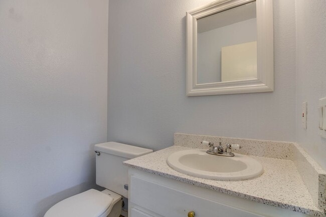 Building Photo - *** LIGHT & BRIGHT 3 BEDROOM 1.5 BATH HOME...