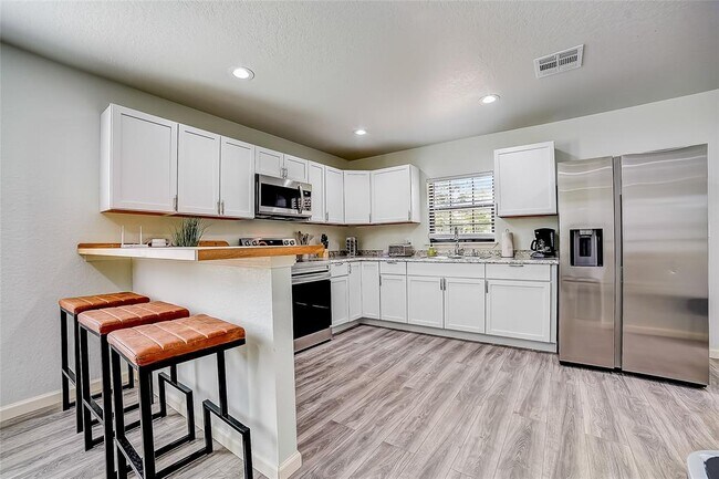 Foto del edificio - 1374 Forest View Dr