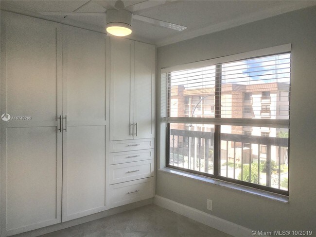 Building Photo - 3215 N Ocean Dr