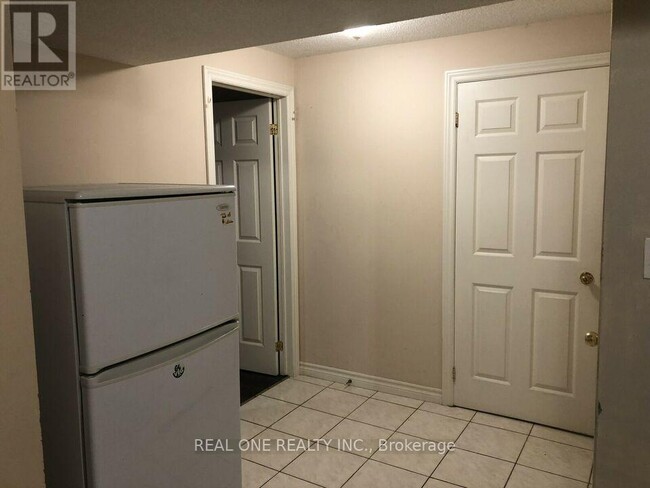 Building Photo - 160 Elson St