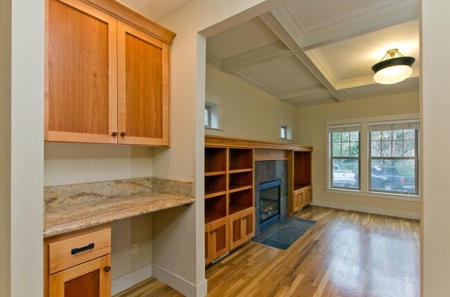 Building Photo - 1062 SE Webber St