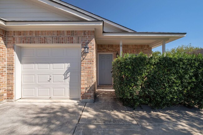 Building Photo - Now Leasing – 3 Bedroom, 2 Bath Duplex in the Heart of Leander!