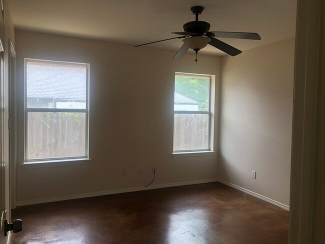 Building Photo - 1521 E Lawrence St