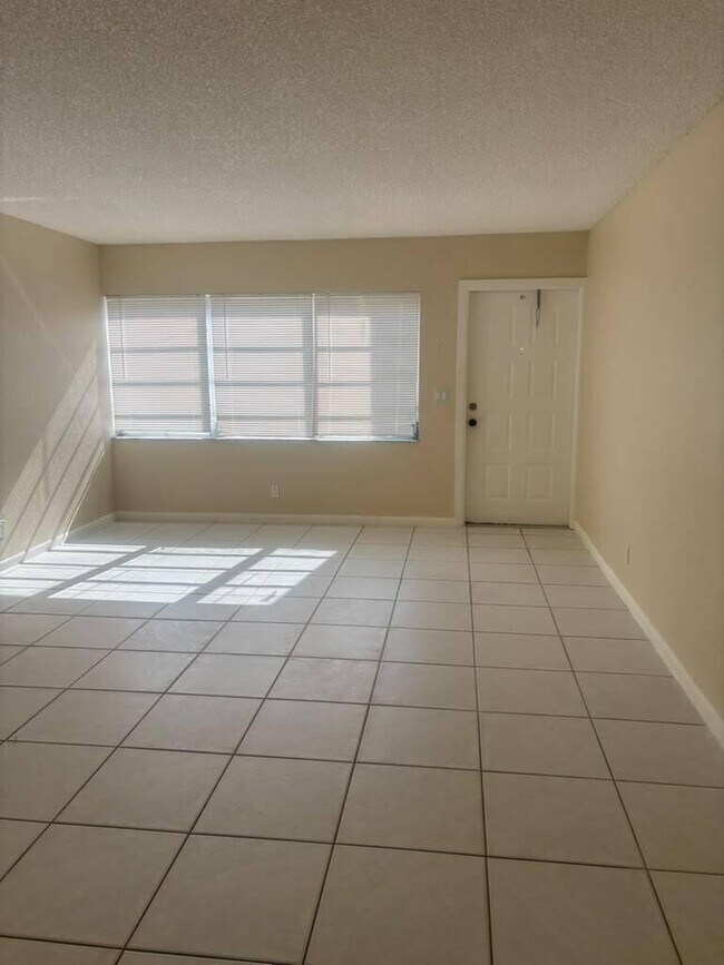Foto del edificio - 9980 Twin Lakes Dr