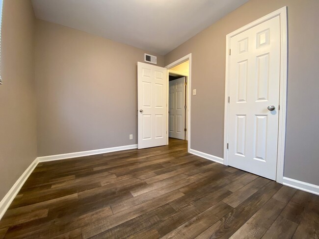 Building Photo - 3 Bedroom Single Family