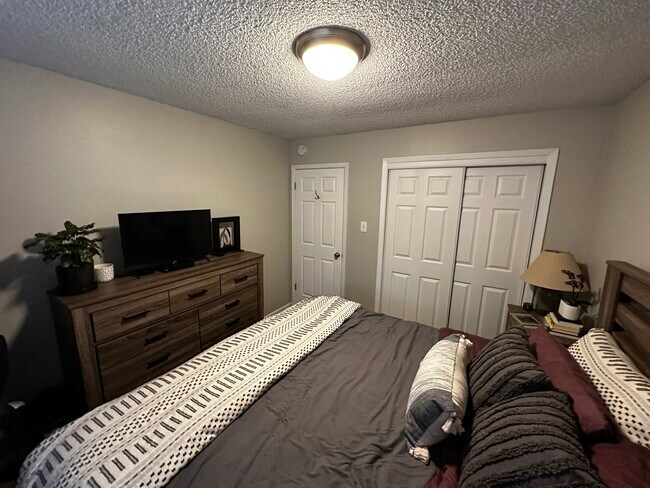 Building Photo - 709 Ponderosa Dr