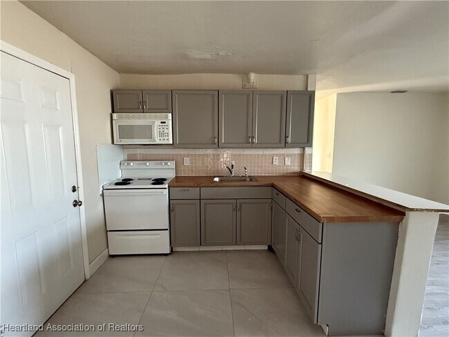 Building Photo - 173 E Rainbow St