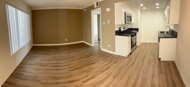 ENTRADA - The Newporter Apartments