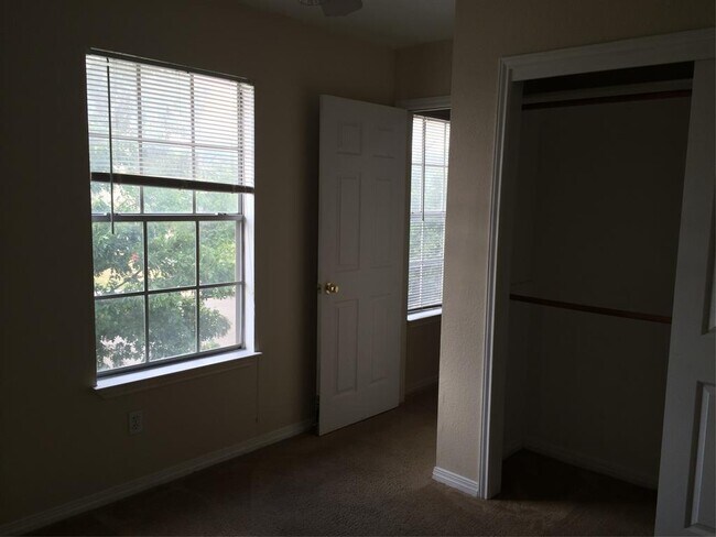 Foto del edificio - 3003 Whisper Oaks Ln